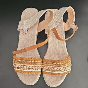 NWOT Stylish Tan and Cream Women's Sandals